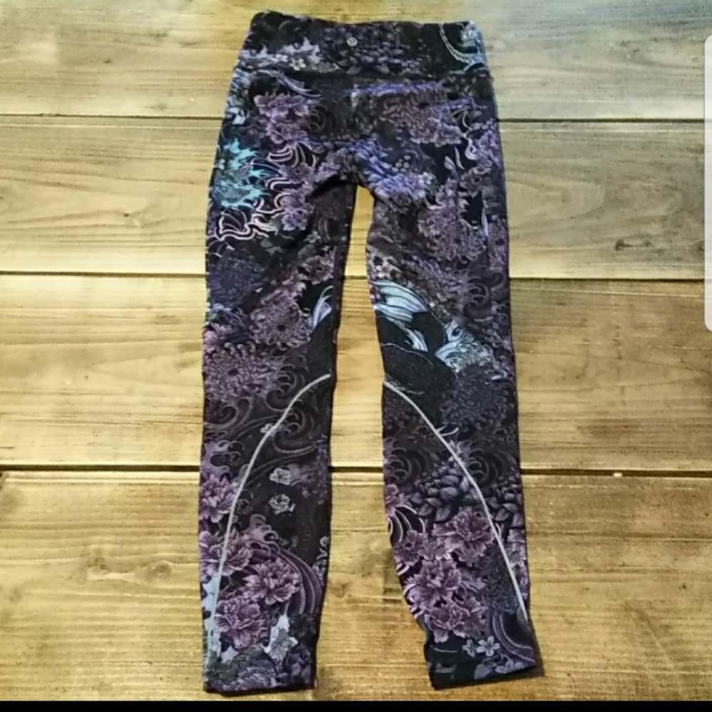Lululemon purple paisleychasing miles leggings sz4
